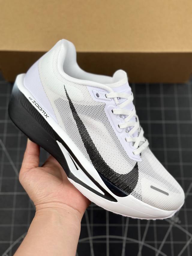 公司级nike Zoom Fiy6马拉松高端竞速跑步鞋 特高弹性双层md搭配碳纤维组合鞋底，轻盈缓震， 鞋面采用工程网眼设计 为特定高热区域营造出色透气性 进一