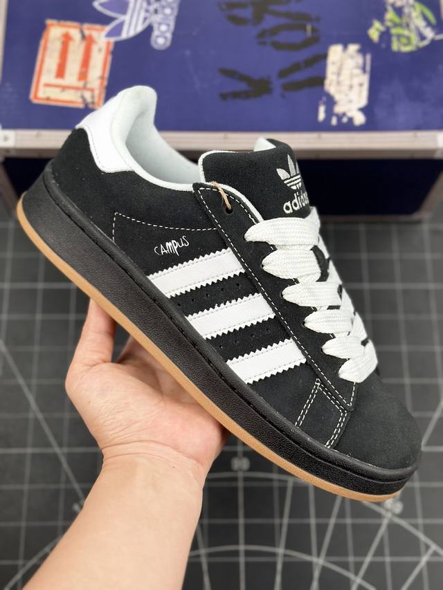 Korn X Adidas Originals Campus 00S 阿迪达斯 低帮 联名黑白 面包鞋防滑耐磨低邦板鞋 鞋身以黑色翻毛皮为主，搭配白色皮革锯齿三