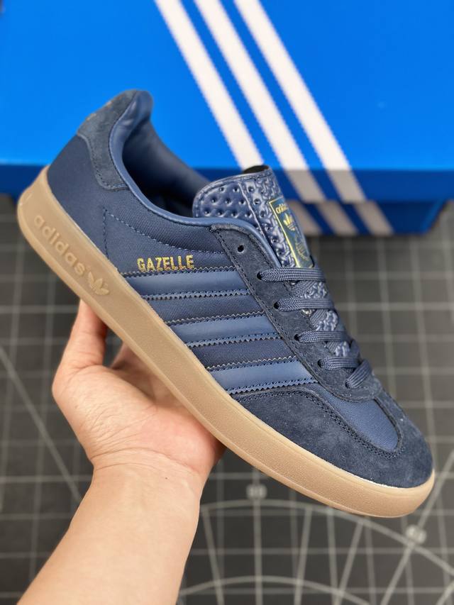 公司级阿迪达斯adidas Originals Gazelle+1 三叶草复古防滑耐磨低帮板鞋 鞋款采用柔软的绒面革和耐用的皮革衬里融合在橡胶外底上！ 货号：H