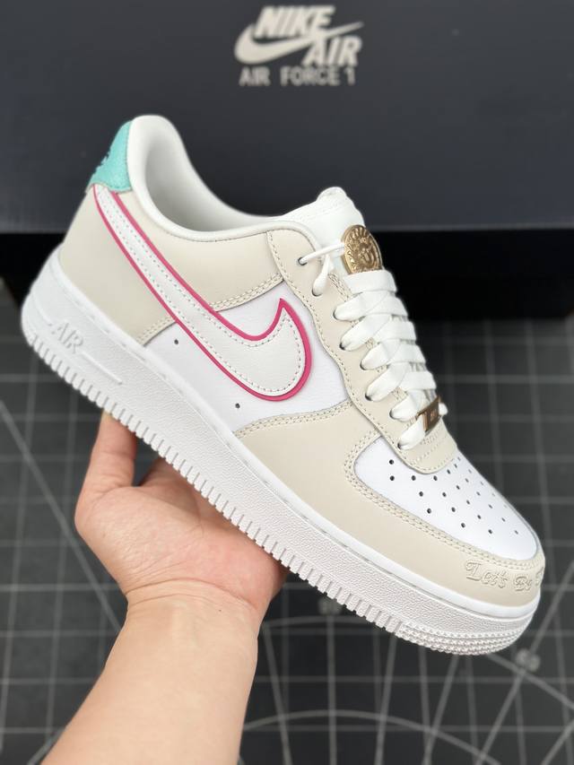 耐克 Nike Air Force 1 '07 奥运白粉棕蓝 空军一号男女子运动鞋复古篮球鞋 巧妙结合复古美学和新潮魅力，旨在致敬 40 年来风靡世界的元年款篮