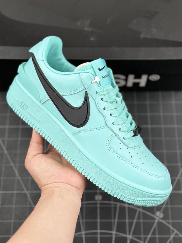 公司级ambush X Nk Air Force 1‘07 Low ”Phantom“ 联名款 空军一号低帮休闲板鞋 #鞋款鞋身以及内衬均采用了纯色皮革打造，标