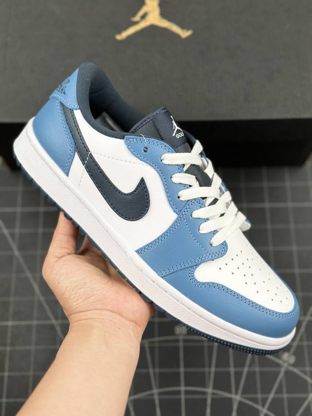 Air Jordan 1 Low G 低帮 白蓝 Aj1 乔丹1代 乔丹篮球鞋系列 鞋身整体以白色为主，搭配蓝色皮革框架覆盖层，鞋身侧面swoosdh Logo