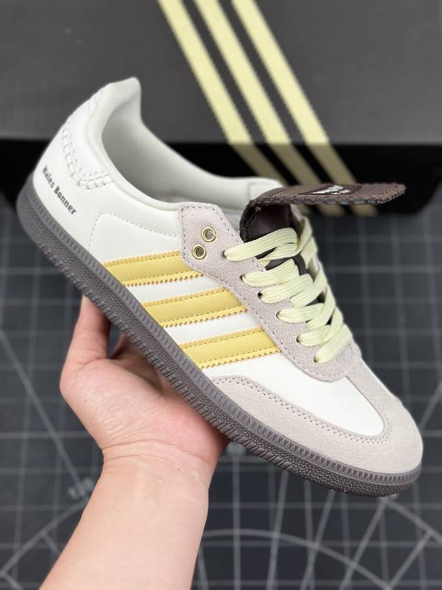 公司级阿迪达斯adidas Original Samba Og 复古桑巴板鞋 这款桑巴鞋展示了高质量的工艺 带有装饰的超锁缝制和无缝的手感 柔软、柔软的皮革造型