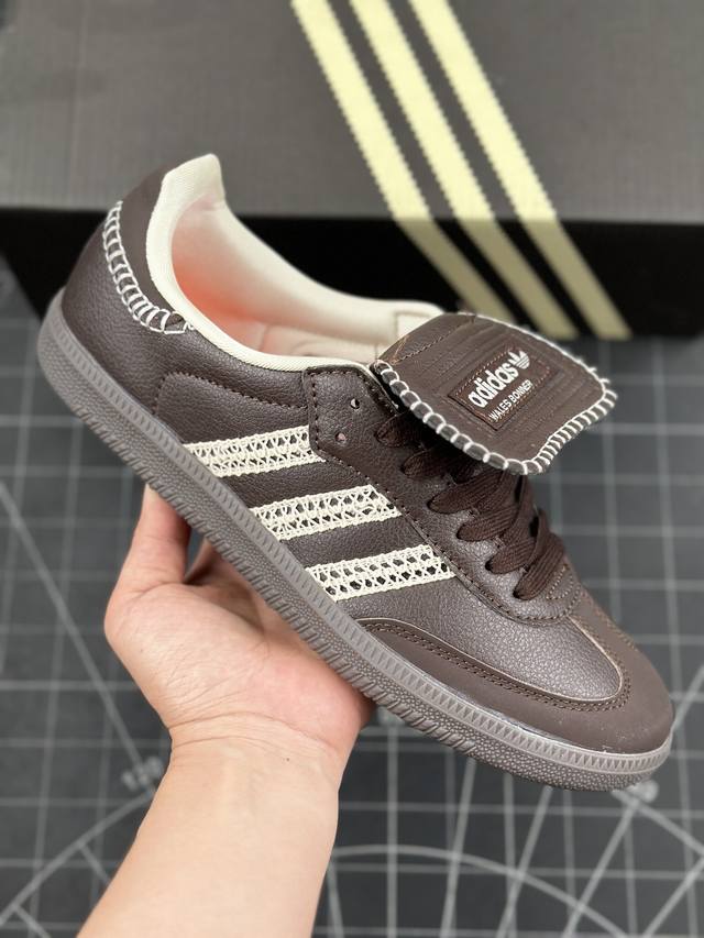 公司级阿迪达斯adidas Original Samba 复古桑巴板鞋 这款桑巴鞋展示了高质量的工艺 带有装饰的超锁缝制和无缝的手感 柔软、柔软的皮革造型和标志