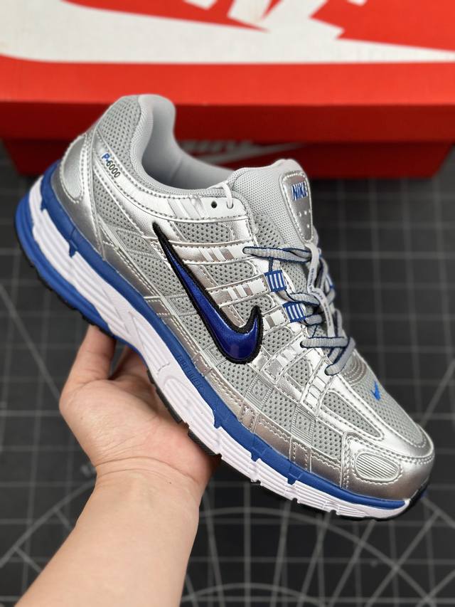 Nike P-6000Premium 耐克 低帮 银灰蓝 轻便舒适透气防滑缓震耐磨跑步鞋 P-6000是一款植根于 0 年代风格的混合款式，让人想起去年再次流行