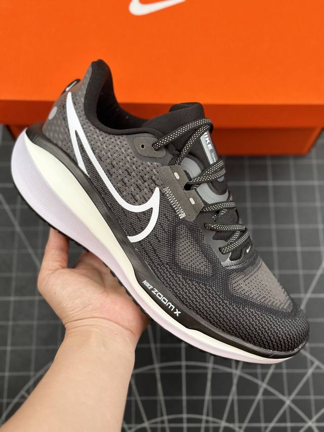 公司级耐克nike Air Zoom Vomero 17 网面徒步运动缓震跑步鞋 全新配色内置双zoom气垫 Vomero是耐克旗下的运动鞋系列，Vomero是