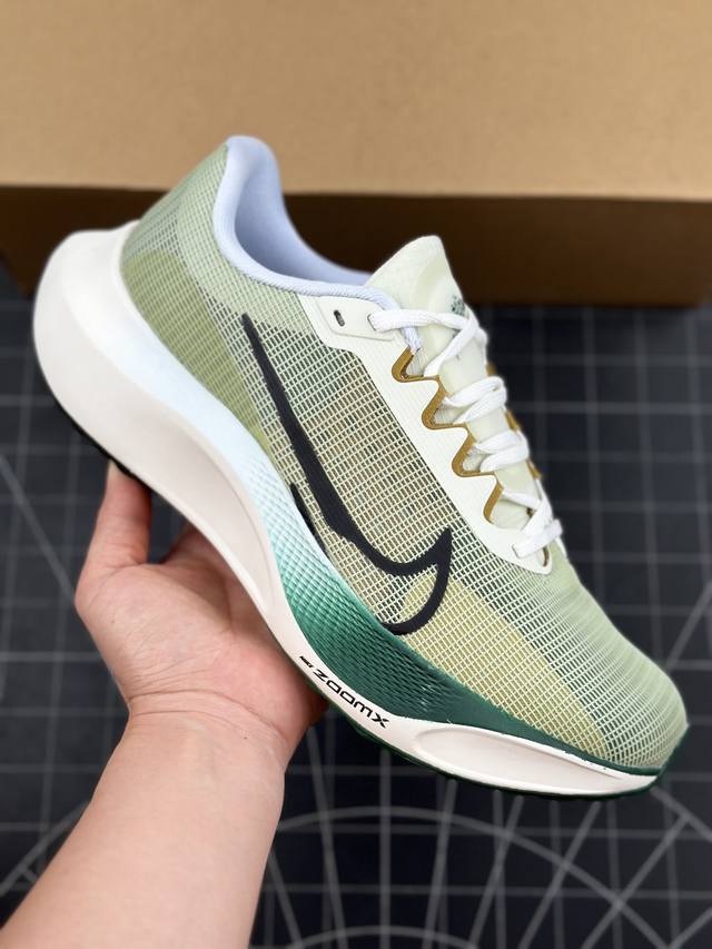 公司级nk Zoom Fly 5超轻休闲缓震碳板跑步鞋 外围搭載轻量级sr02泡棉载体.中底zoomx泡棉. 鞋面采用轻盈网眼设计.鞋垫与原厂一致采用zoomx