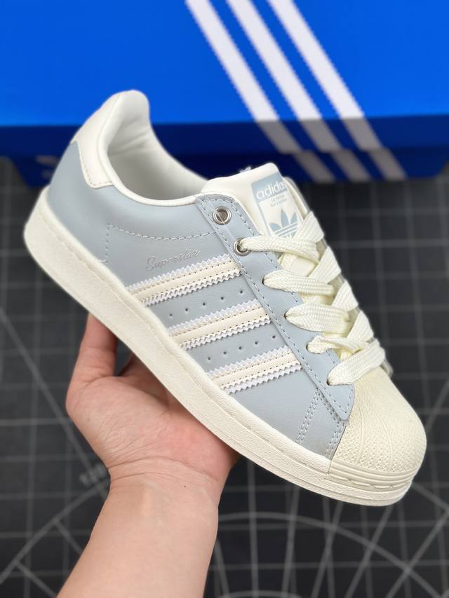 阿迪达斯 Adidas Superstar Ayoon W 三叶草运动鞋经典贝壳头板鞋 真皮鞋面材质 标志性的贝壳鞋头，锯齿三条纹，简约的线条。就连版型和比例，