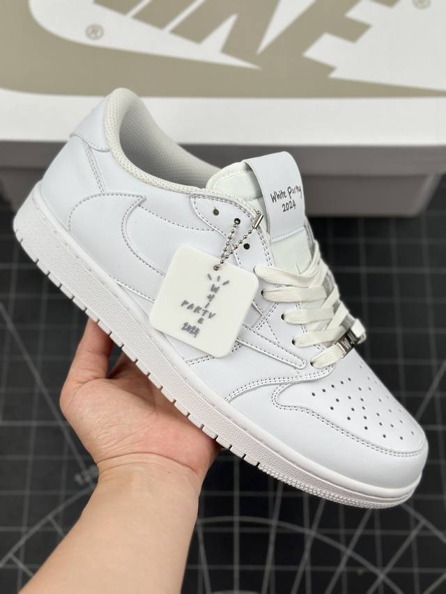 Travis Scott X Air Jordan 1 Low 低帮 全白倒勾联名 Aj1 乔丹1代 乔丹篮球鞋系列 鞋身延续了此前的设计，通体采用皮革材质覆盖