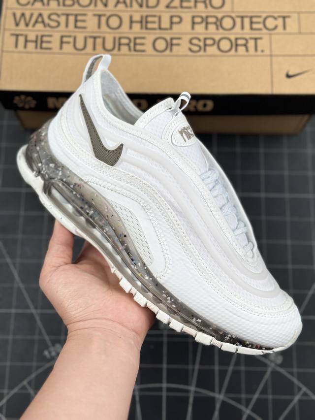 耐克nike Air Max 97 Se 经典复古休闲运动气垫慢跑鞋 作为nike最具代表性的鞋款之一，诞生于1997年的 Air Max 97开创了全掌大容量