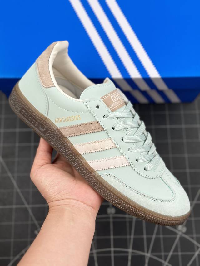 公司级adidas Handball Spezial Kith 阿迪达斯经典款 复古休闲板鞋 全鞋采用反毛皮制作 牛筋耐磨大底 承载青春情怀的板鞋 经典三条杠装