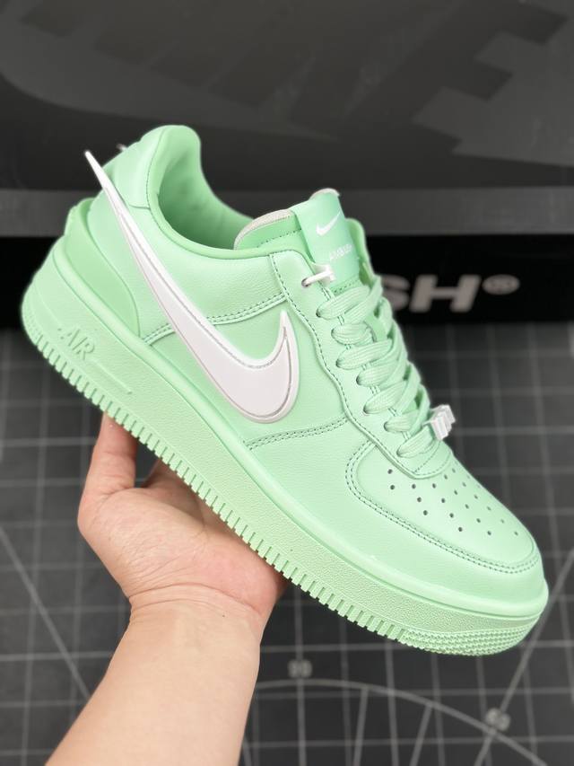 公司级ambush X Nk Air Force 1‘07 Low ”Phantom“ 联名款 空军一号低帮休闲板鞋 #鞋款鞋身以及内衬均采用了纯色皮革打造，标