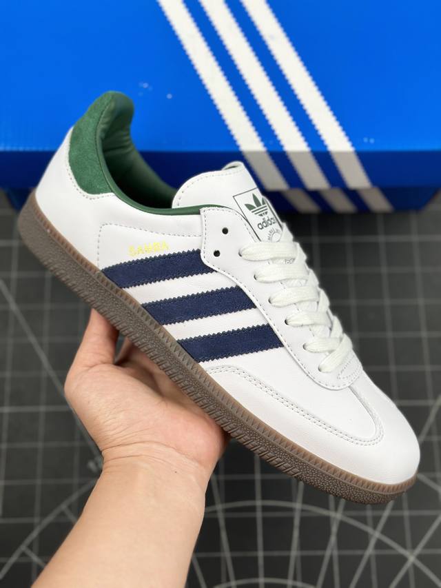 阿迪达斯adidas Originals Samba Og 复古白蓝绿桑巴休闲运动板鞋 这款桑巴鞋展示了高质量的工艺 带有装饰的超锁缝制和无缝的手感 柔软、柔软