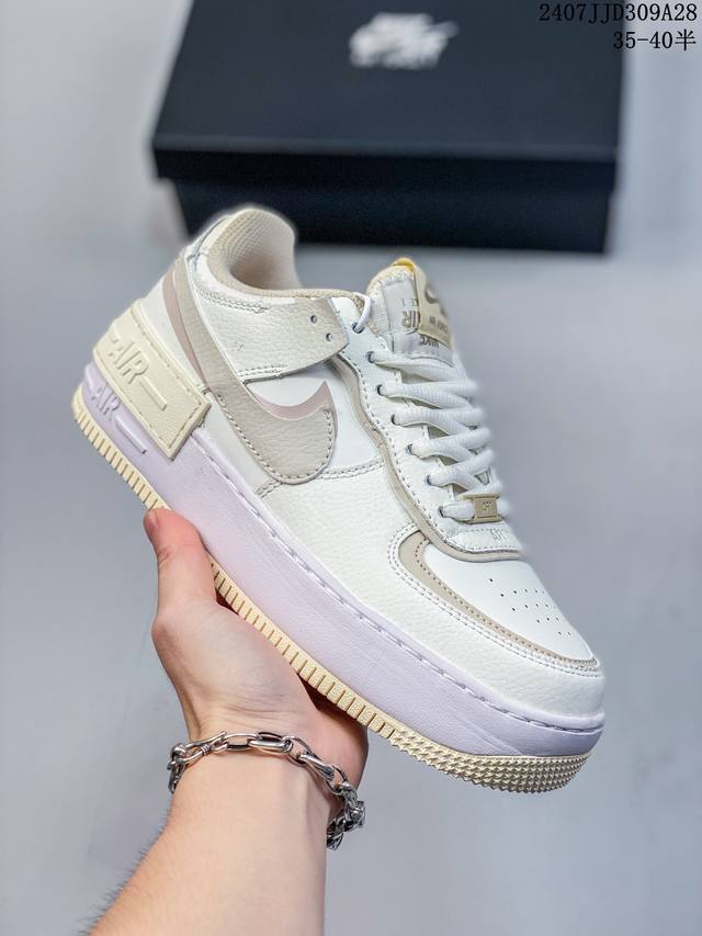 nike Air Force 1 Shadow 耐克 空军一号 低帮 粉绿白马卡龙 鞋款以air Force 1经典版型为蓝本打造，以趣味十足的解构风格焕新演绎