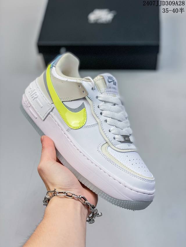 nike Air Force 1 Shadow 耐克 空军一号 低帮 粉绿白马卡龙 鞋款以air Force 1经典版型为蓝本打造，以趣味十足的解构风格焕新演绎