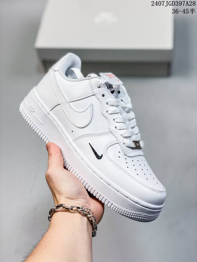 真标带半码 耐克nike Air Force 1 Low 空军一号 Af1 低帮百搭厚底增高休闲运动板鞋。柔软、弹性十足的缓震性能和出色的中底设计，横跨复古与现