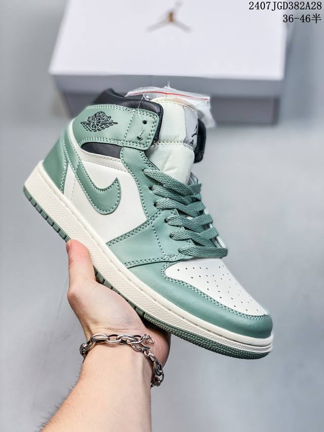 耐克 Nike Air Jordan 1 Retro High Og 乔丹一代篮球鞋复刻运动鞋 皮面高帮板鞋的设计灵感源自运动夹克，带你重温入选球队时刻。采用经