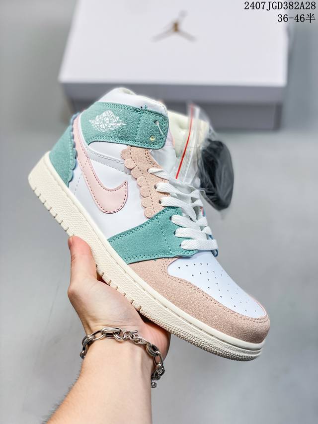 耐克 Nike Air Jordan 1 Retro High Og 乔丹一代篮球鞋复刻运动鞋 皮面高帮板鞋的设计灵感源自运动夹克，带你重温入选球队时刻。采用经