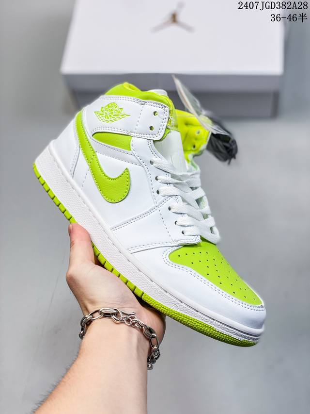 耐克 Nike Air Jordan 1 Retro High Og 乔丹一代篮球鞋复刻运动鞋 皮面高帮板鞋的设计灵感源自运动夹克，带你重温入选球队时刻。采用经