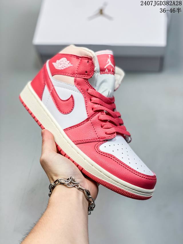 耐克 Nike Air Jordan 1 Retro High Og 乔丹一代篮球鞋复刻运动鞋 皮面高帮板鞋的设计灵感源自运动夹克，带你重温入选球队时刻。采用经