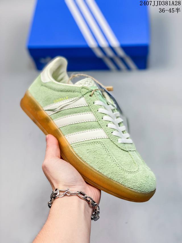 阿迪达斯adidas Originals Gazelle Indoor 三叶草复古休闲防滑耐磨低帮板鞋鞋款采用柔软的绒面革和耐用的皮革衬里融合在橡胶外底上，具有