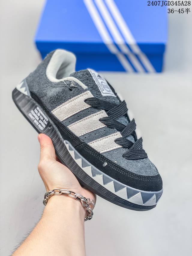 真标带半码 阿迪达斯 鲨鱼面包鞋 新联名开启,日本知名球鞋店铺atmos X Adidas Adimatic Low马蒂奇系列低帮复古鲨鱼面包休闲运动休闲滑板板