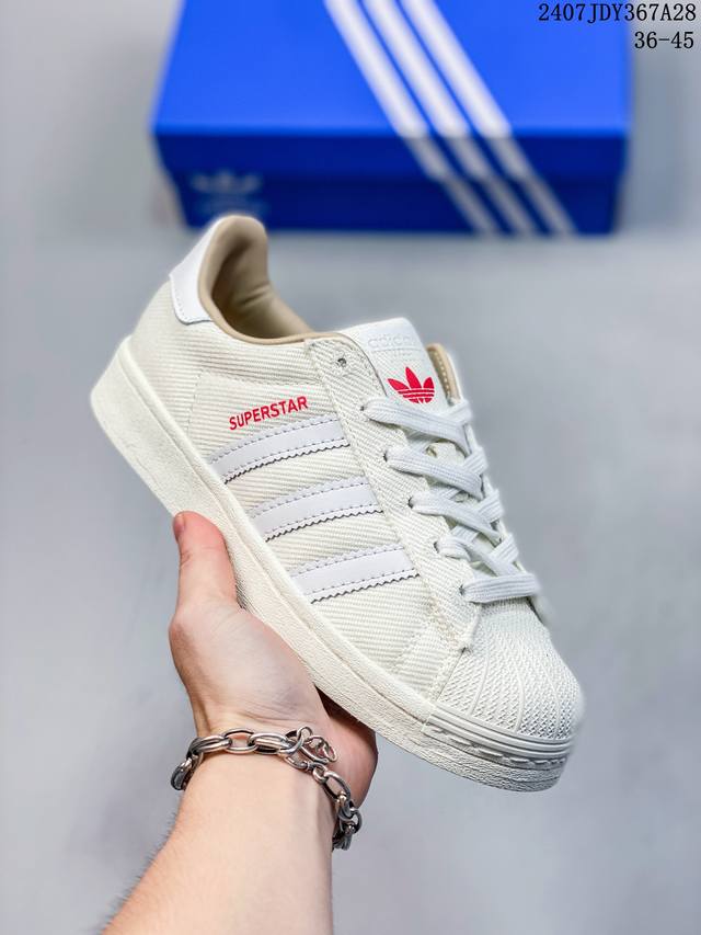 adidas Originals Samba板鞋，鞋面采用皮革材质制成，搭配皮革鞋舌和人造革衬里，穿着舒适而质感细腻。融合时尚的厚底设计，加入3厘米厚的生胶大底