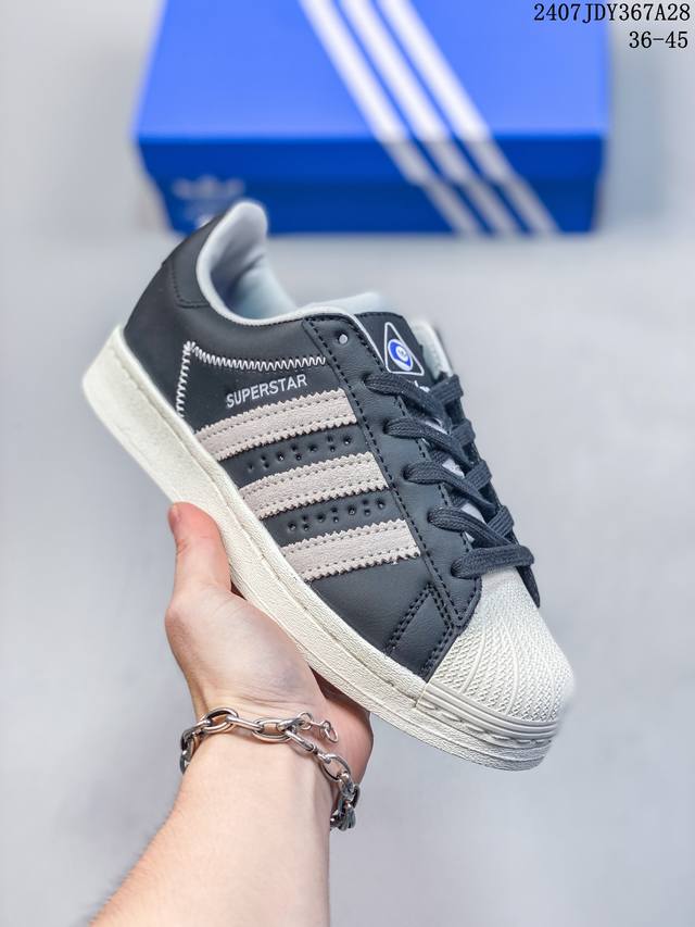 adidas Originals Samba板鞋，鞋面采用皮革材质制成，搭配皮革鞋舌和人造革衬里，穿着舒适而质感细腻。融合时尚的厚底设计，加入3厘米厚的生胶大底