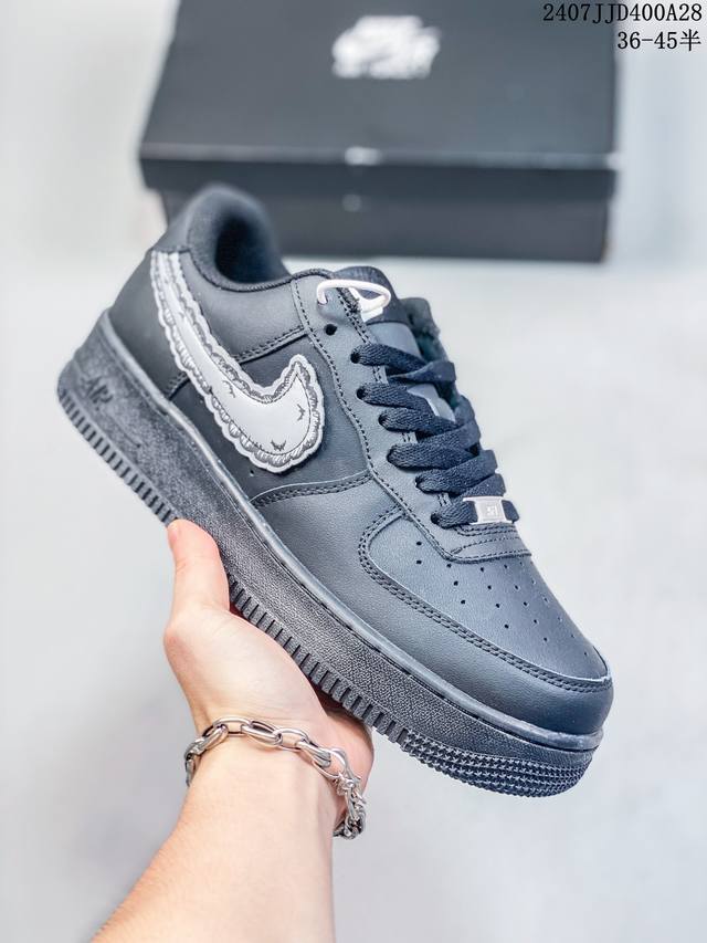 耐克nike Air Force 1 Low 空军一号低帮百搭休闲运动板鞋。柔软、弹性十足的缓震性能和出色的中底设计，横跨复古与现代的外型结合，造就出风靡全球三