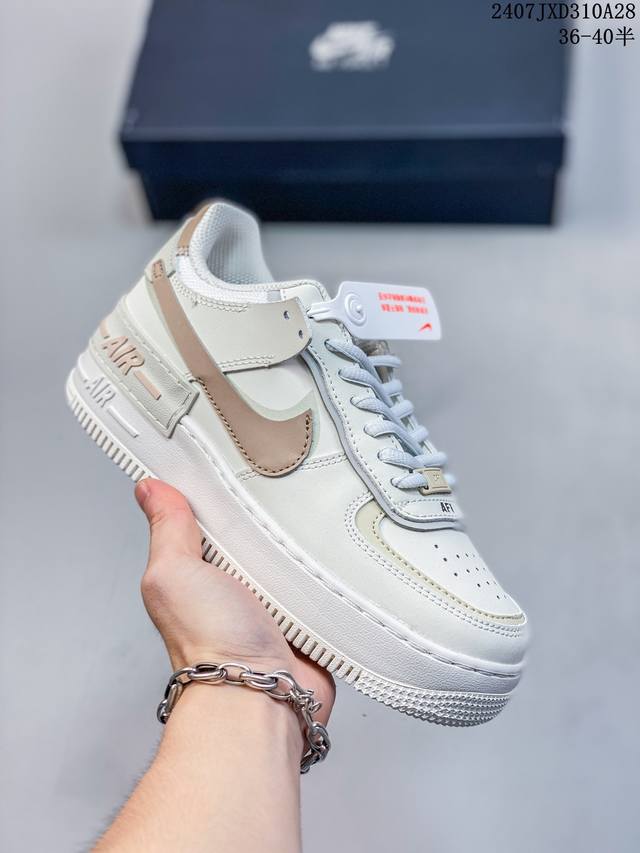 nike Air Force 1 Shadow 耐克 空军一号 低帮 粉绿白马卡龙 鞋款以air Force 1经典版型为蓝本打造，以趣味十足的解构风格焕新演绎