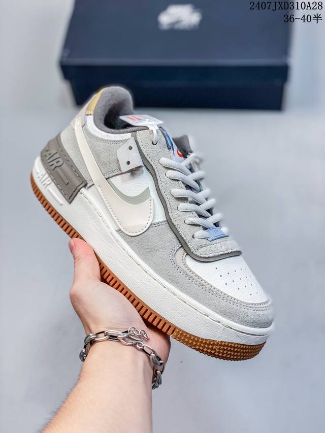 nike Air Force 1 Shadow 耐克 空军一号 低帮 粉绿白马卡龙 鞋款以air Force 1经典版型为蓝本打造，以趣味十足的解构风格焕新演绎