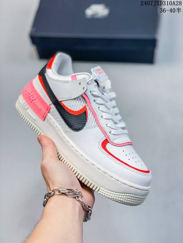 nike Air Force 1 Shadow 耐克 空军一号 低帮 粉绿白马卡龙 鞋款以air Force 1经典版型为蓝本打造，以趣味十足的解构风格焕新演绎