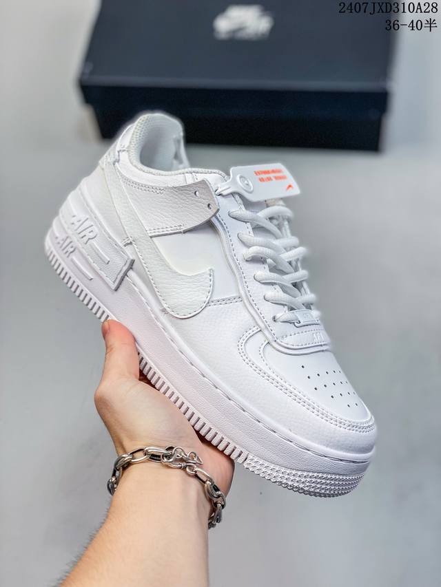 nike Air Force 1 Shadow 耐克 空军一号 低帮 粉绿白马卡龙 鞋款以air Force 1经典版型为蓝本打造，以趣味十足的解构风格焕新演绎