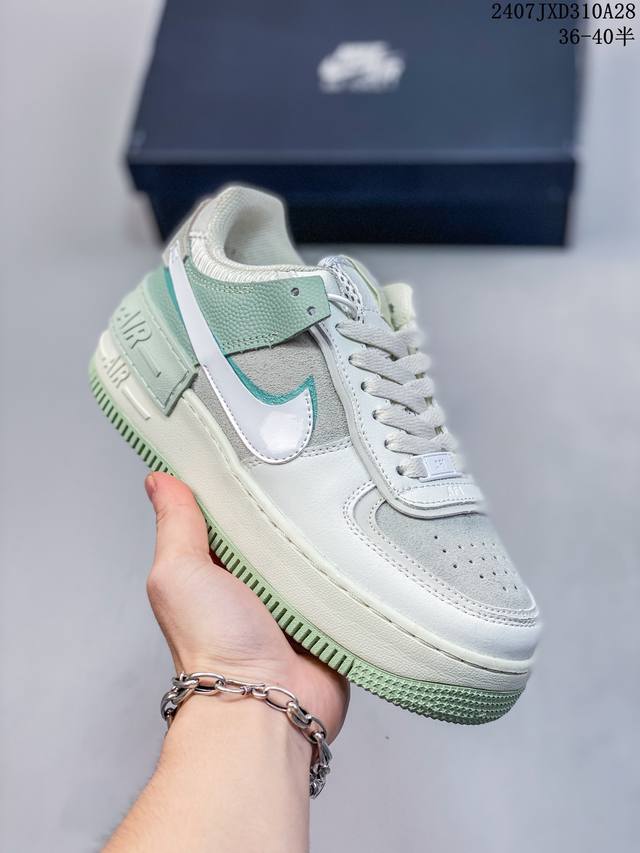 nike Air Force 1 Shadow 耐克 空军一号 低帮 粉绿白马卡龙 鞋款以air Force 1经典版型为蓝本打造，以趣味十足的解构风格焕新演绎