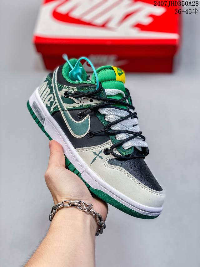 公司级！Futura X Nike Dunk Low Sb联名 解构绑带滑板鞋 这双鞋带系统延续了今年的代表性风格，搭配亮粉色鞋带，保持了 Dunk Sb Lo