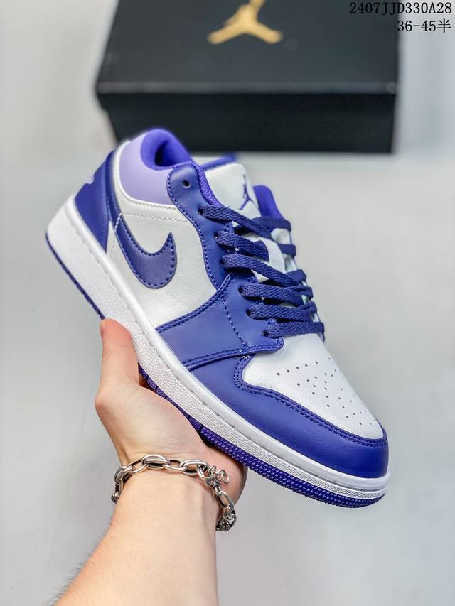 air Jordan 1 Low “True Blue” 整体的白色框架搭配上鞋头的灰色荔枝纹皮革，再加上鞋身中段黑色皮质材料的 Nike Swoosh，质感不