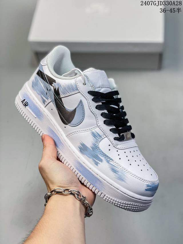 公司级带半码 耐克nike Air Force 1 Low 空军一号 Af1 低帮百搭厚底增高休闲运动板鞋。柔软、弹性十足的缓震性能和出色的中底设计，横跨复古与