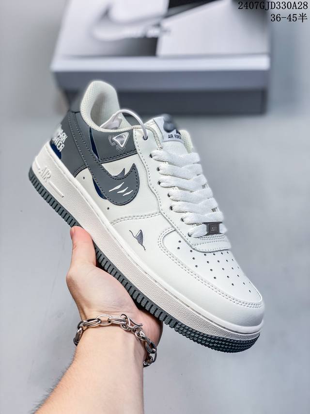 公司级带半码 耐克nike Air Force 1 Low 空军一号 Af1 低帮百搭厚底增高休闲运动板鞋。柔软、弹性十足的缓震性能和出色的中底设计，横跨复古与