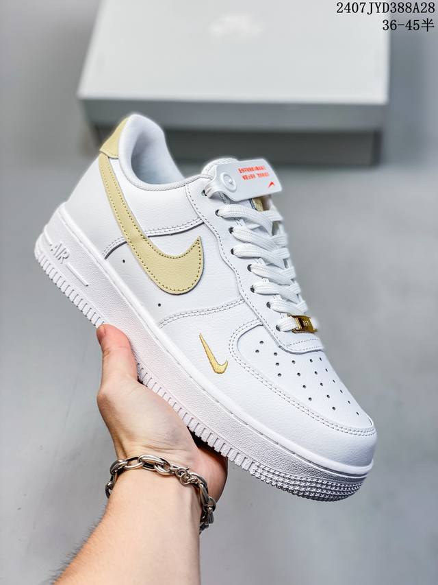 真标带半码 耐克nike Air Force 1 Low 空军一号 Af1 低帮百搭厚底增高休闲运动板鞋。柔软、弹性十足的缓震性能和出色的中底设计，横跨复古与现