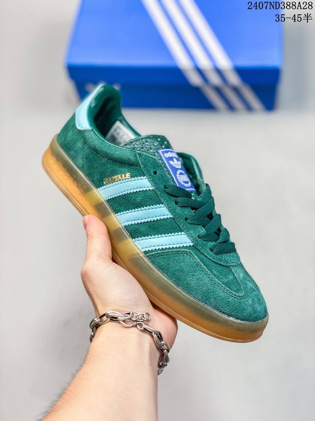 阿迪达斯adidas Originals Gazelle Indoor 三叶草复古休闲防滑耐磨低帮板鞋鞋款采用柔软的绒面革和耐用的皮革衬里融合在橡胶外底上，具有