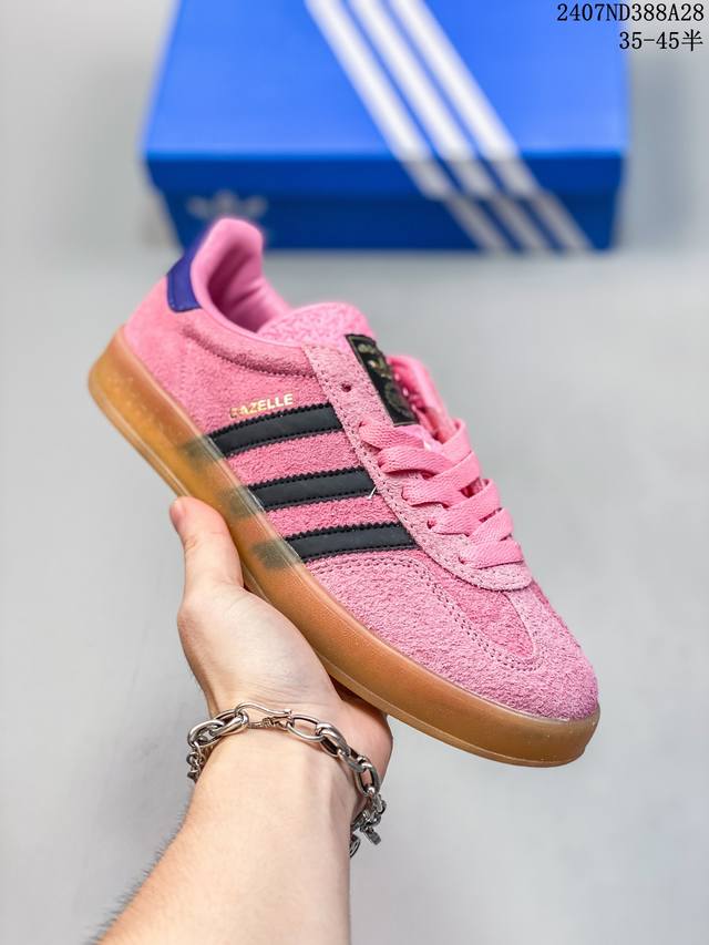 阿迪达斯adidas Originals Gazelle Indoor 三叶草复古休闲防滑耐磨低帮板鞋鞋款采用柔软的绒面革和耐用的皮革衬里融合在橡胶外底上，具有