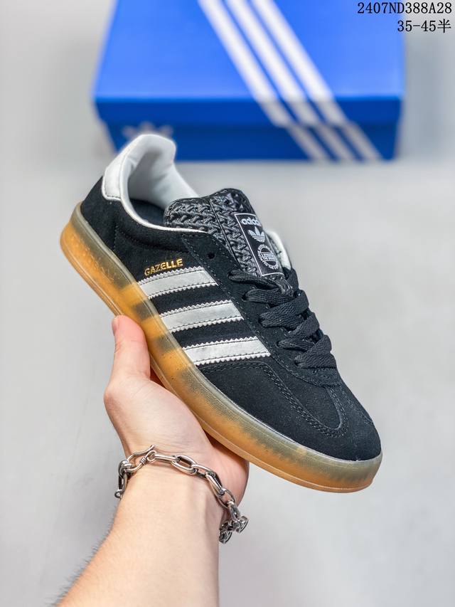 阿迪达斯adidas Originals Gazelle Indoor 三叶草复古休闲防滑耐磨低帮板鞋鞋款采用柔软的绒面革和耐用的皮革衬里融合在橡胶外底上，具有