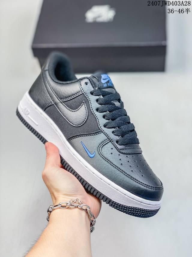 真标带半码 耐克nike Air Force 1 Low 空军一号 Af1 低帮百搭厚底增高休闲运动板鞋。柔软、弹性十足的缓震性能和出色的中底设计，横跨复古与现