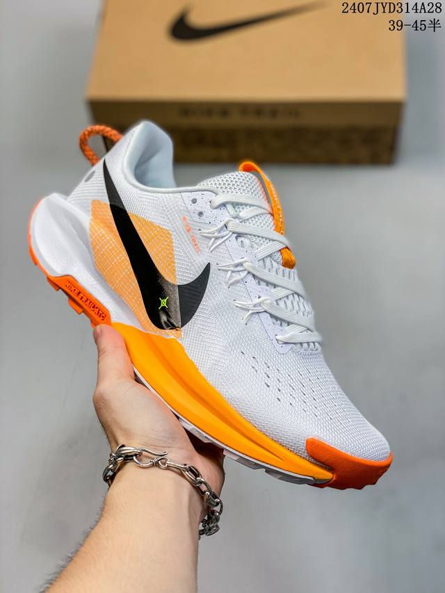 公司级nike Reactx Pegasus Trail 5 next Nature 越野跑步鞋 登月兼顾迅疾外观和稳固脚感 后跟覆面和中足动态支撑巧妙融合 缔