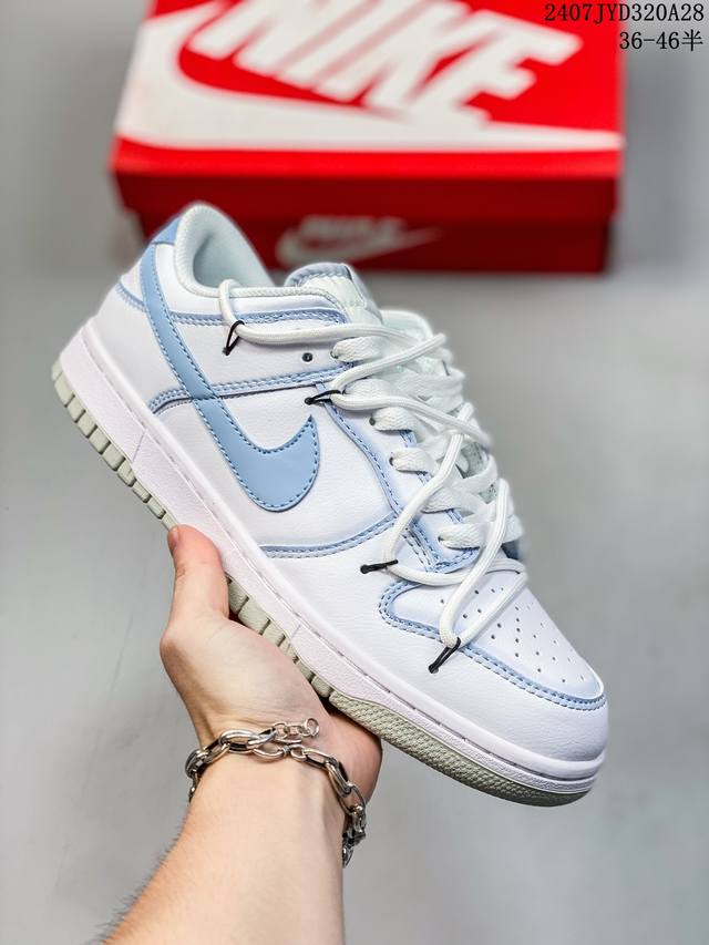 公司级！Futura X Nike Dunk Low Sb联名 解构绑带滑板鞋 这双鞋带系统延续了今年的代表性风格，搭配亮粉色鞋带，保持了 Dunk Sb Lo