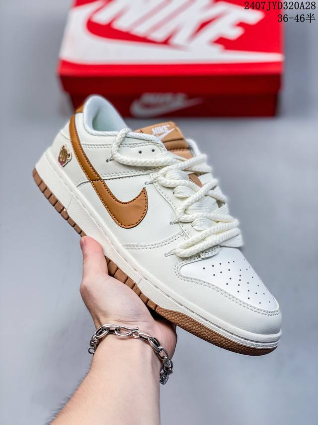 公司级！Futura X Nike Dunk Low Sb联名 解构绑带滑板鞋 这双鞋带系统延续了今年的代表性风格，搭配亮粉色鞋带，保持了 Dunk Sb Lo