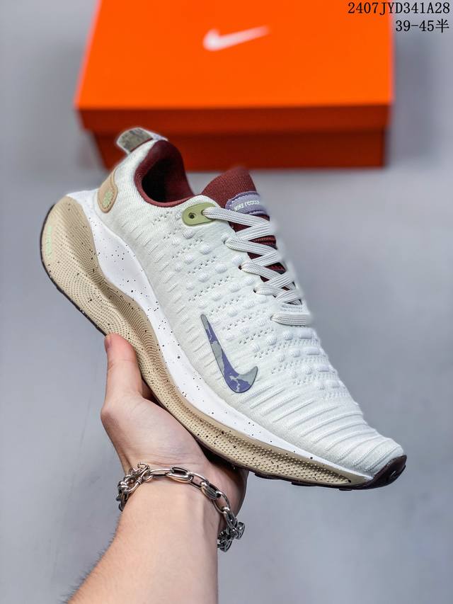 公司级耐克 Nike Reactx Infinity Run 4 马拉松 轻量鞋面搭配位于足弓处的全新板带设计，细致包裹双脚，为nike飞马带来更稳固可靠的贴合