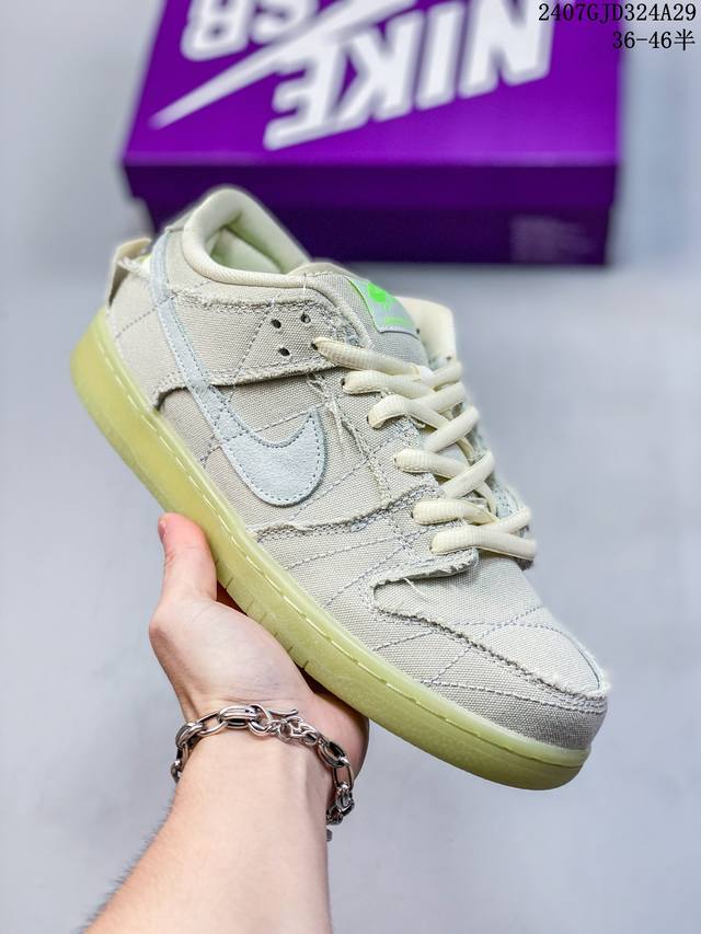 公司带半码 耐克nike Sb Dunk Low 扣篮系列复古低帮休闲运动滑板板鞋。采用脚感柔软舒适zoomair气垫，有效吸收滑板等极限运动在落地时带来的冲击