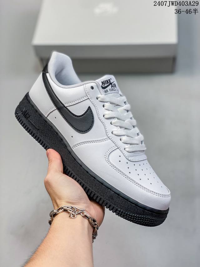 耐克nike Air Force 1 Low 空军一号 Af1 低帮百搭厚底增高休闲运动板鞋。柔软、弹性十足的缓震性能和出色的中底设计，横跨复古与现代的外型结合