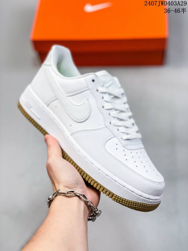 耐克nike Air Force 1 Low 空军一号 Af1 低帮百搭厚底增高休闲运动板鞋。柔软、弹性十足的缓震性能和出色的中底设计，横跨复古与现代的外型结合